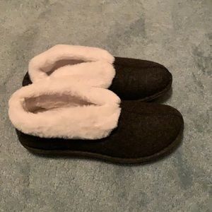 Clarks Step Flow Low Fur Lined Slippers Dark Gray